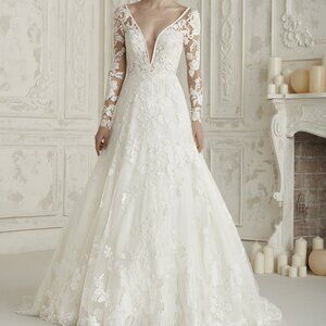 Pronovias "Electra" Wedding Gown (Unaltered)